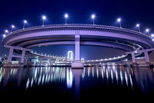 Освещенный мост в Токио