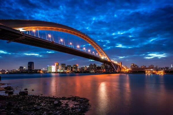 Puente sobre el río Huangpu en China