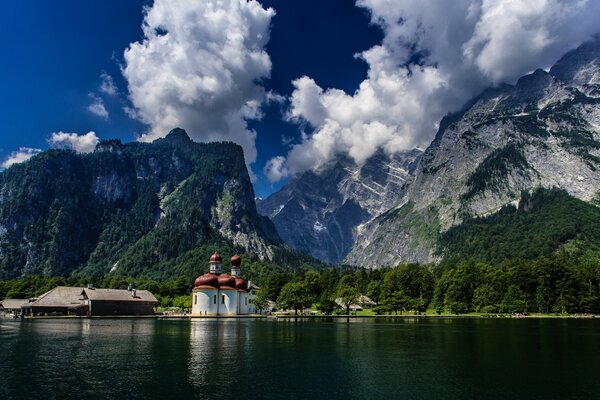 Schöne Natur. Berge, Himmel und Kirche