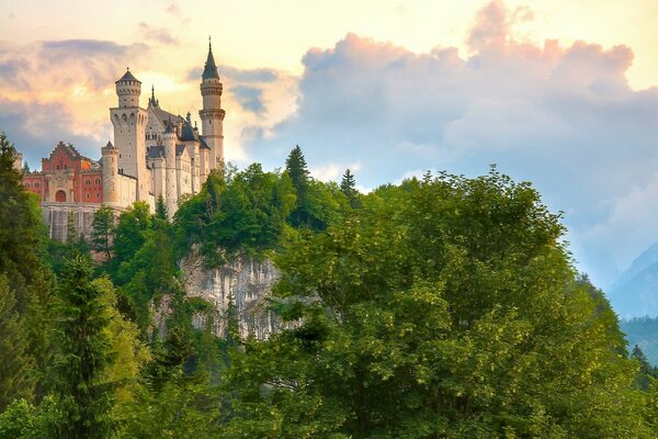 Castillo de Neuschwanstein en las rocas de Baviera