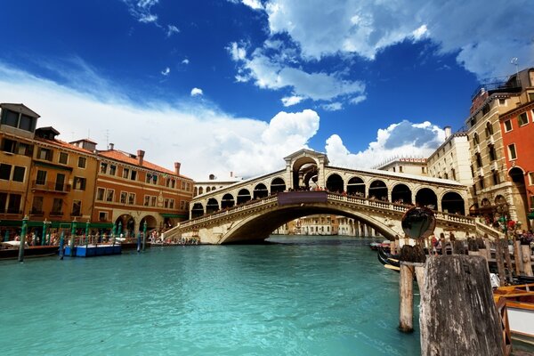 Beau bâtiment près du pont en Italie