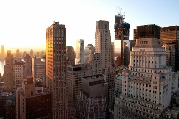 Vue des gratte-ciel à New York au coucher du soleil