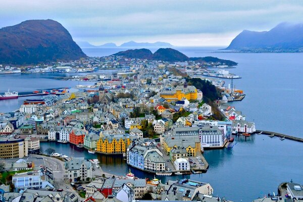 Panorama du port en Norvège sur fond de montagnes