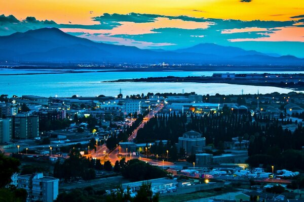 Vista desde la colina de la ciudad de la noche