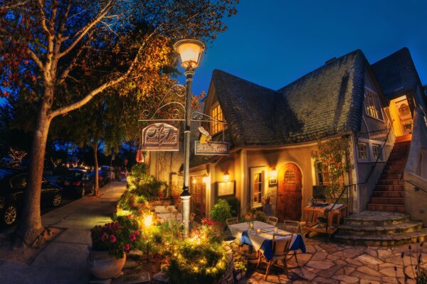 Una casa in California alla luce di una lanterna