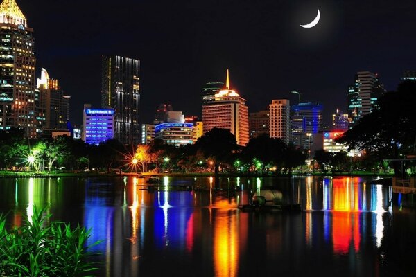 Luces de la ciudad nocturna en Tailandia