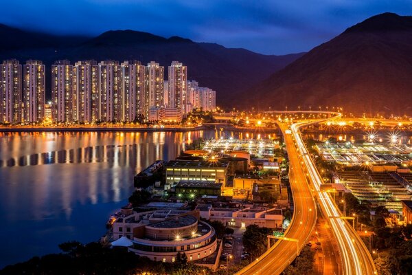 Lichter von Straßen und Gebäuden in der Nacht von Hongkong