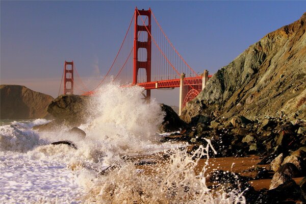 Les vagues du pont battent sur les rochers