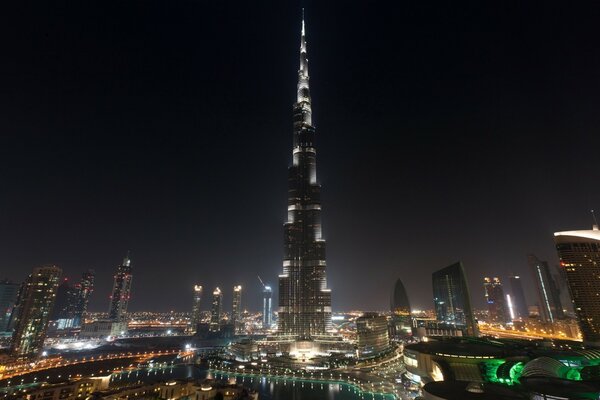 Glühender Burj Khalifa in der Nacht