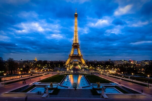 Ciel bleu sur la tour Eiffel