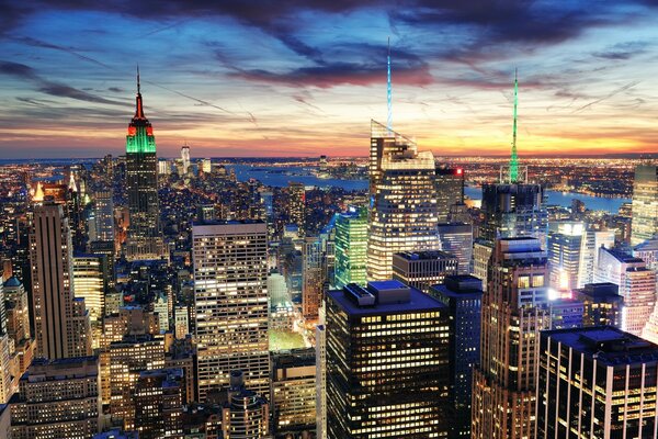 Nuit De New York. Vue de dessus des gratte-ciel célèbres dans une mer de lumières