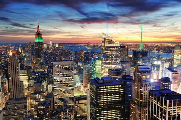 La Notte Di New York. Vista dall alto dei famosi grattacieli in un mare di luci