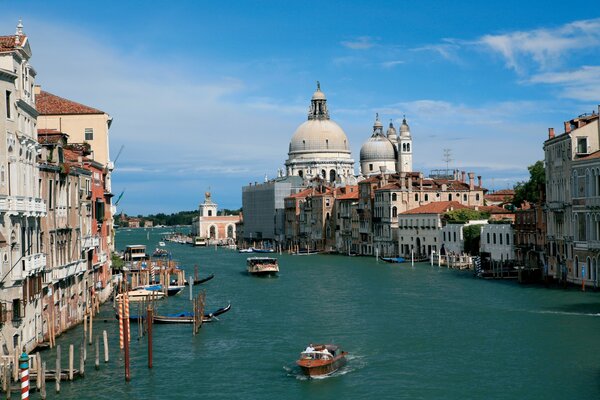 Blick auf den wunderschönen Kanal in Venedig