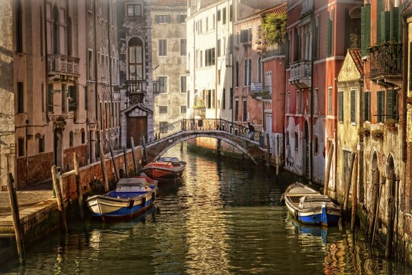 Łodzie w kanale Wenecji, Włochy