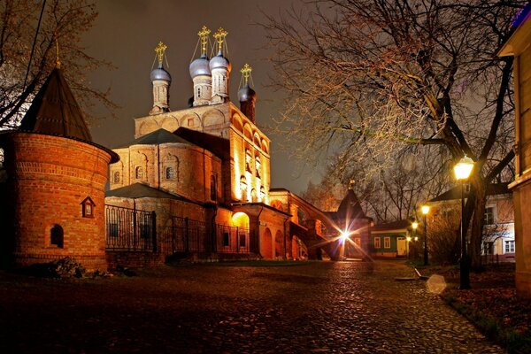 One of the streets of Moscow at night