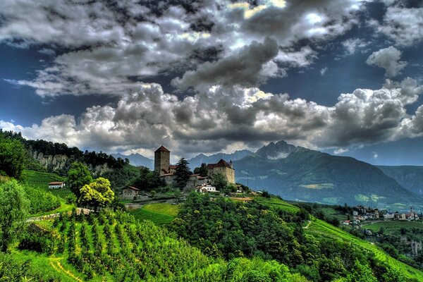 Faszinierende Landschaft des Dorfes in den Bergen in Italien