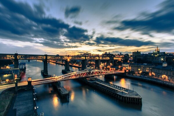 Ponte sul Tamigi di notte