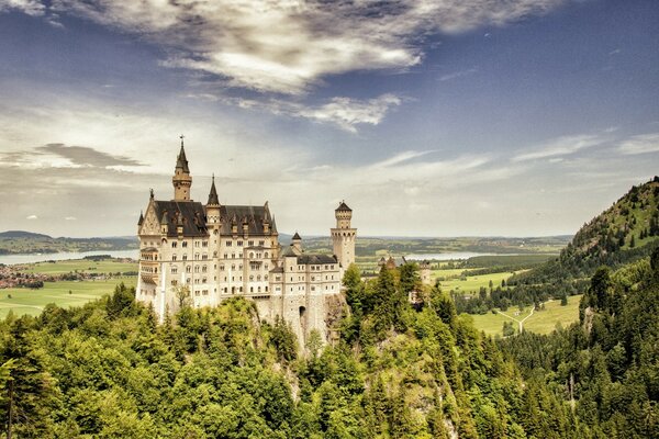 Zamek Neuschwanstein na tle pięknego krajobrazu w Niemczech