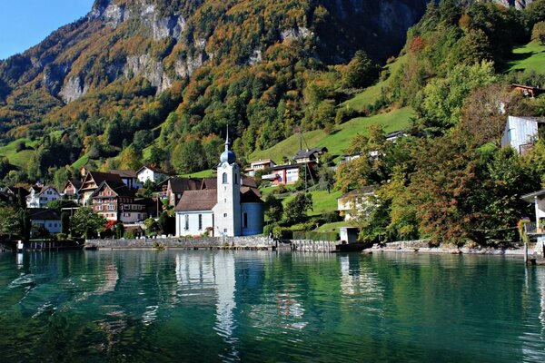 Église Suisse dans les montagnes au bord du lac