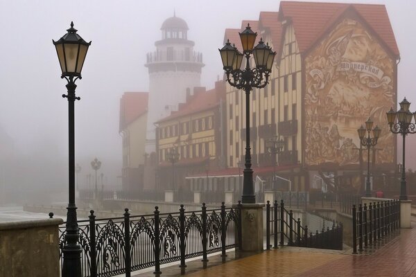 Die Stadt ist im Nebel. Uferpromenade. abstieg zum Wasser