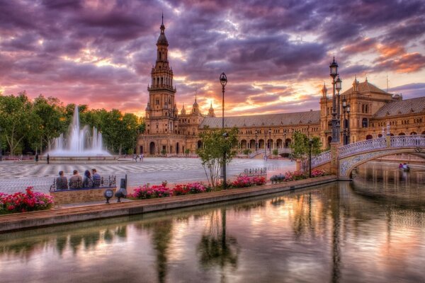 Panorama de la ciudad en España. Las nubes se reflejan en la superficie del agua