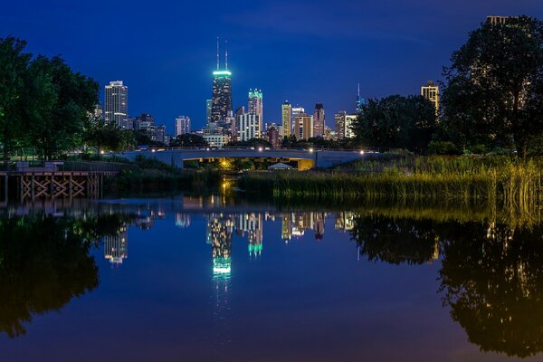 Reflexion im Wasser. Nächtliches Chicago