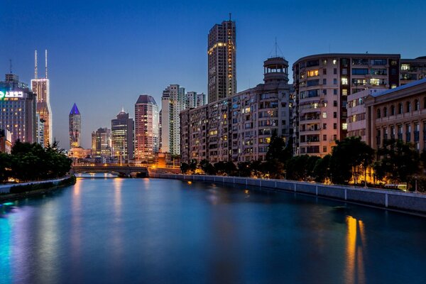 Shanghai Flusspromenade bei Nacht