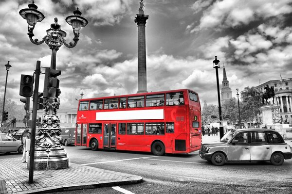 Autobus rosso nella città in bianco e nero Dell Inghilterra