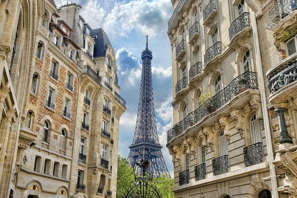 Blick auf den Eiffelturm aus einer ungewöhnlichen Perspektive - zwischen zwei Häusern