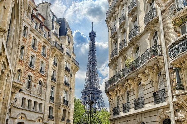 Vue de la tour Eiffel sous un angle inhabituel-entre deux maisons