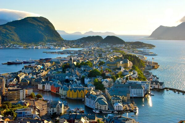 Blick aus der Höhe auf die norwegische Landschaft