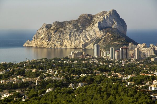 Fascinante panorama de la ciudad y los acantilados en medio del mar Mediterráneo