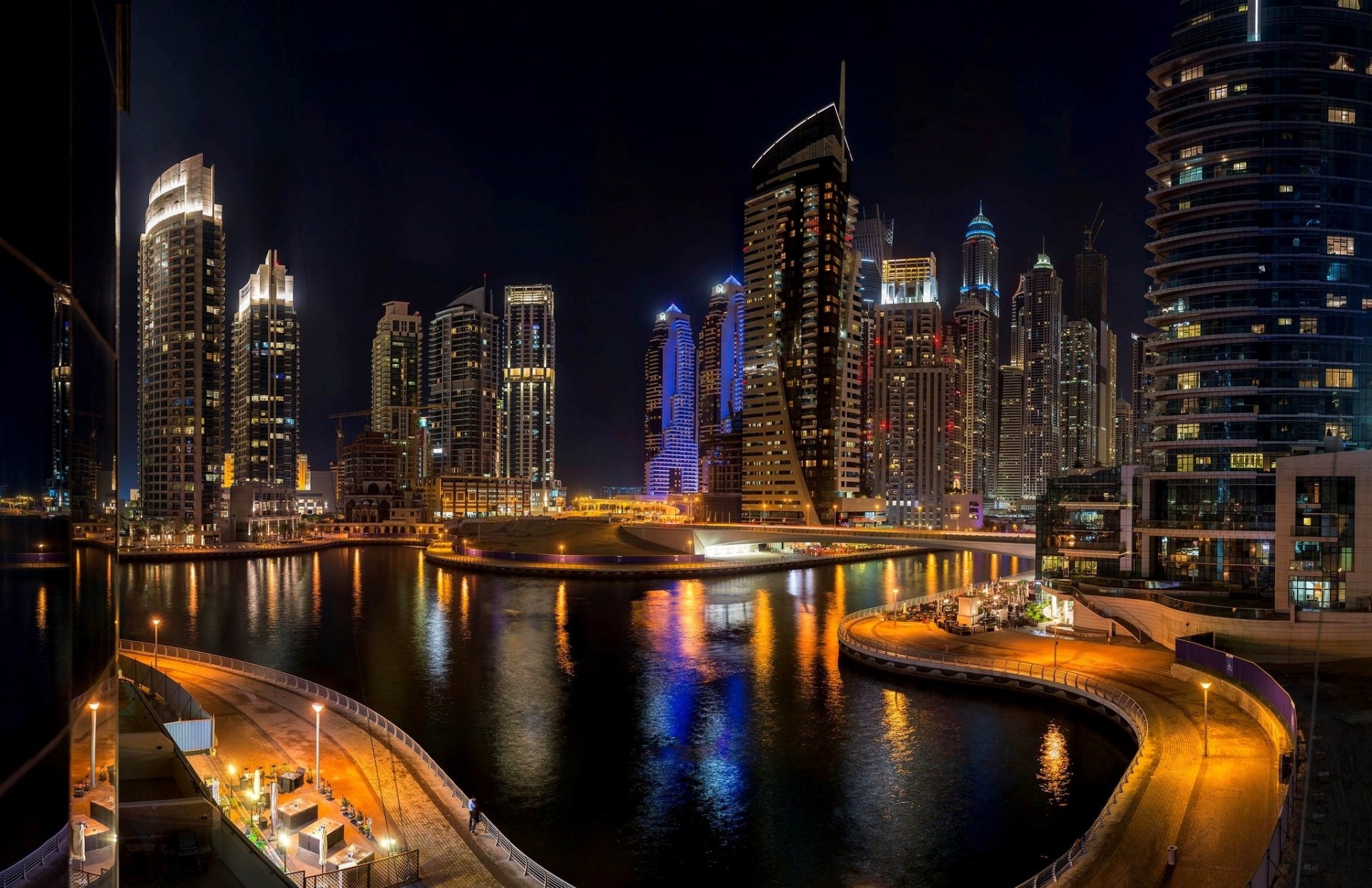 dubai notte ponte grattacieli costruzione città emirati arabi uniti mare strada alberi