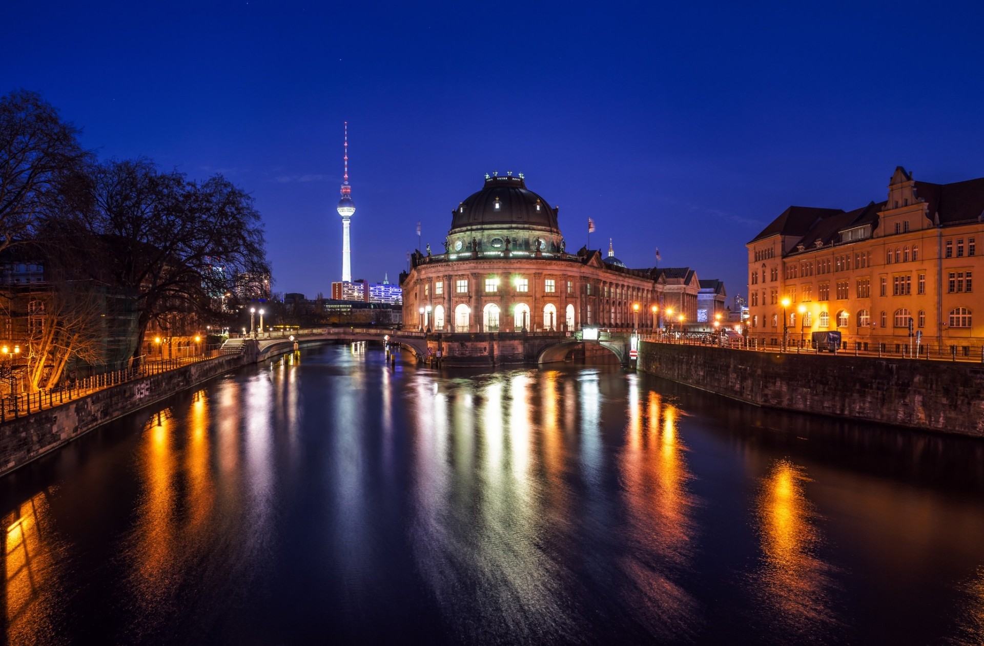 światła noc rzeka wieża odbicie berlin most berliner house miasto spree niemcy katedra w berlinie remont światło domy