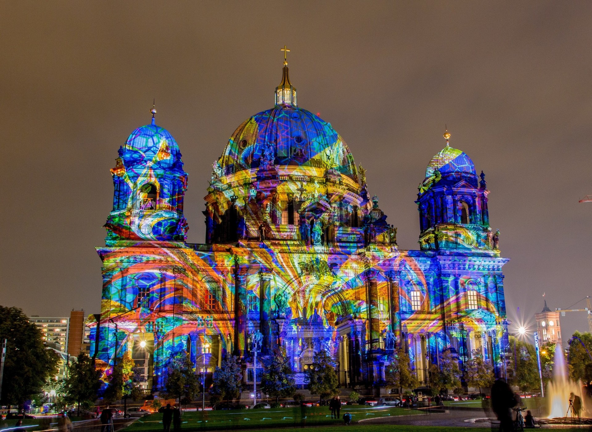 luci chiesa cattedrale notte 2013 berlino berliner casa cattedrale di berlino germania ristrutturazione