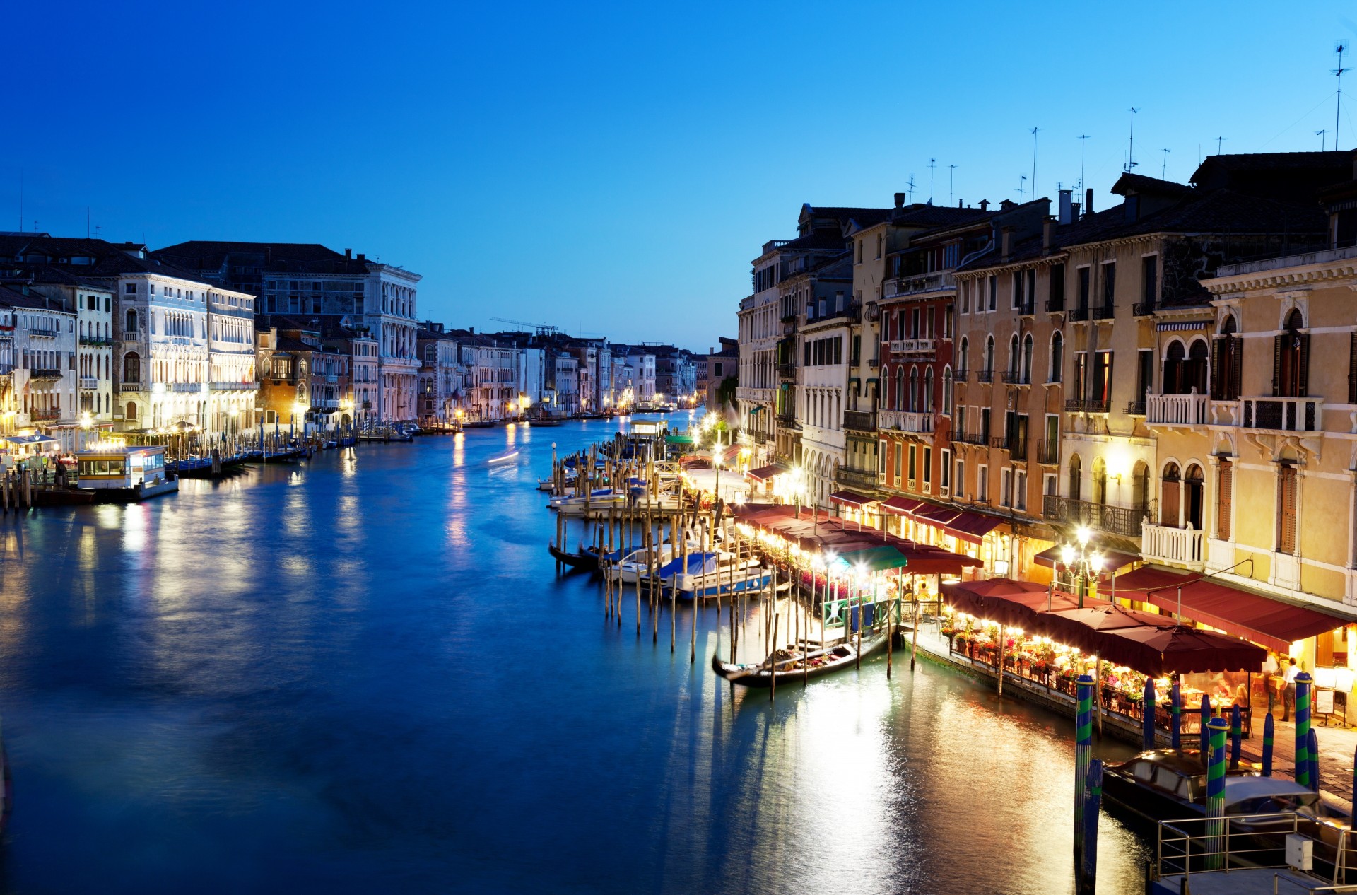 włochy restauracje architektura kawiarnie budynek reflektory noc wenecja gondole łodzie ludzie oświetlenie canal grande domy