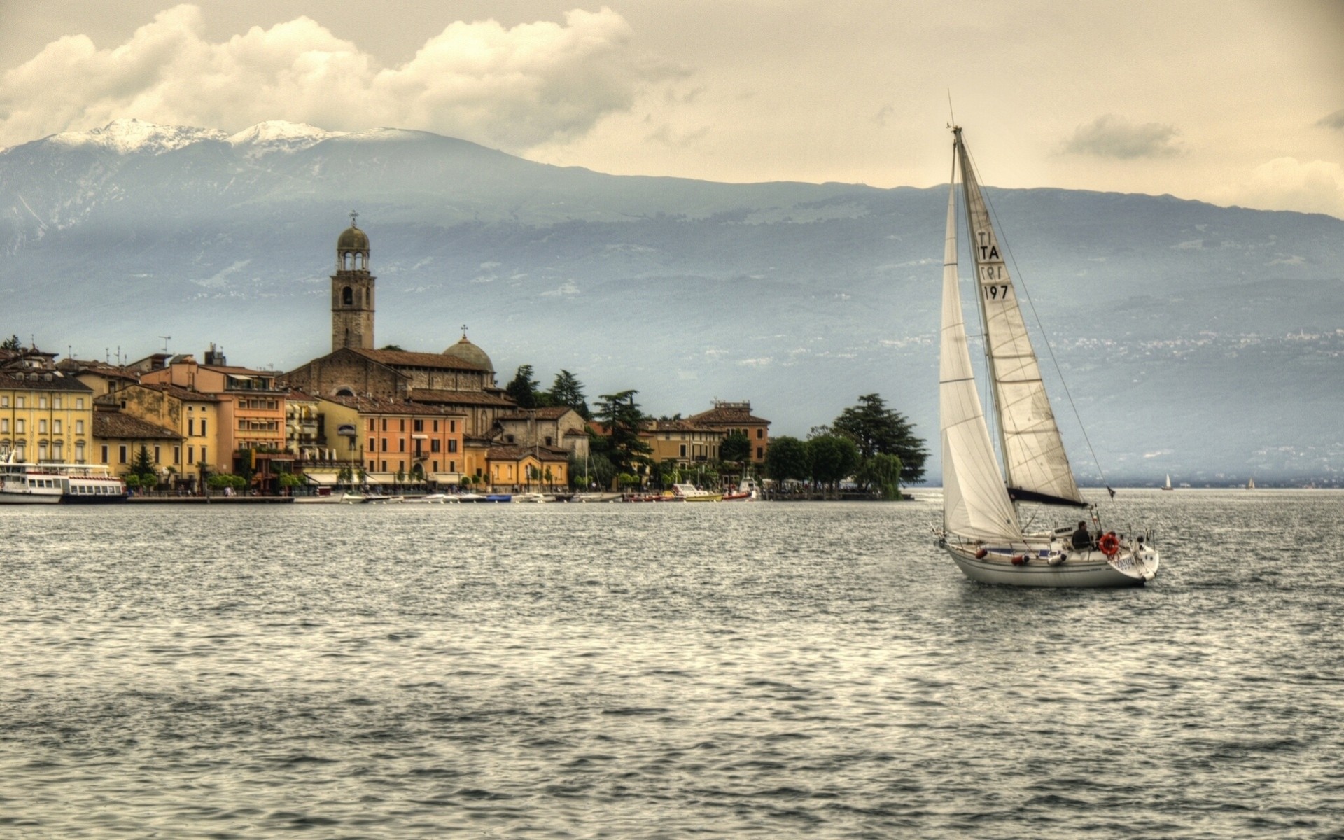 italien lombardei see schmalz yacht zhirnov gebäude promenade berge gardasee