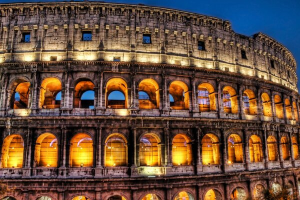 Coliseo contra el cielo nocturno