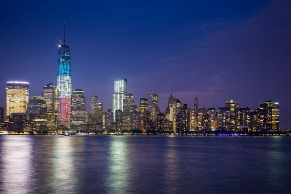 Nocny Manhattan na tle East River