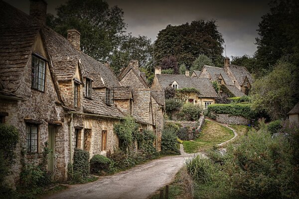 Route entre les vieilles maisons en Angleterre