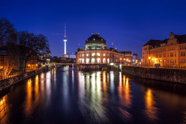 Отражение Берлинского кафедрального собороа в реке Шпрее