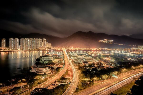 Luces y camino de la noche de Hong Kong