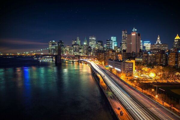 Lungomare notturno della città di Manhattan