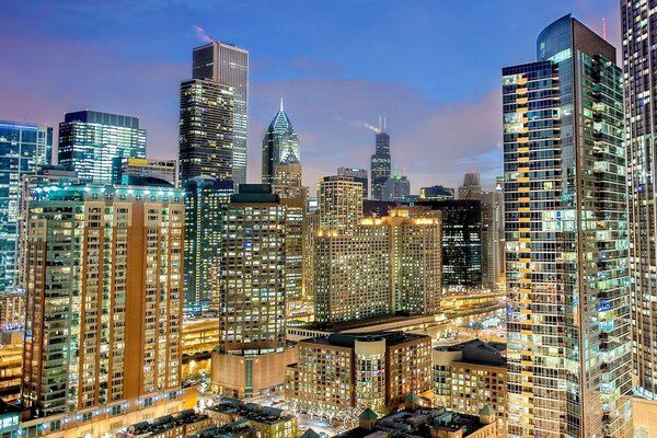 Città notturna di Chicago che grattacieli colorati