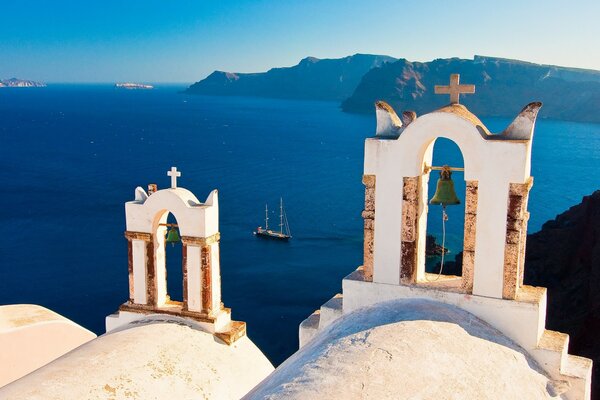 Campana su un isola a Santorini in Grecia