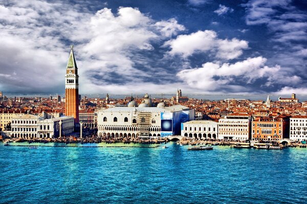 Italienischer Regenpalast in Venedig