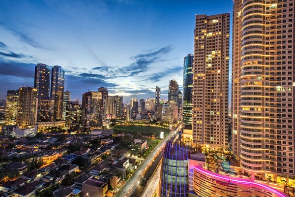 Lumières de la ville nocturne de Jakarta