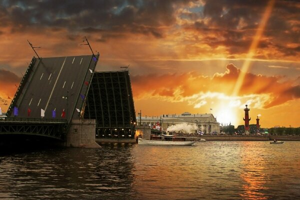 Sankt Petersburg. die weißen Nächte. Geschiedene Brücke