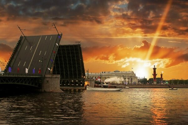 Sankt Petersburg. Białe noce. Rozwiedziony most