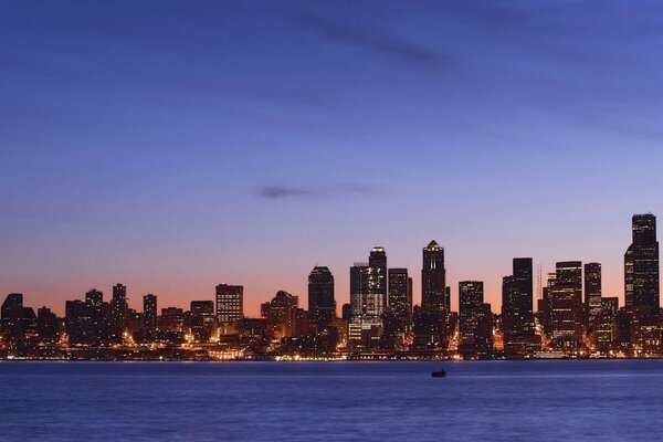 Rivière sur le fond de la ville de nuit